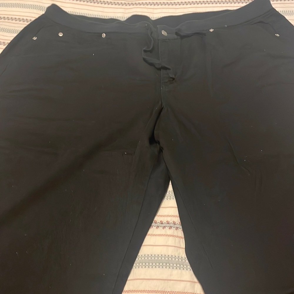 Avenue black drawstring capri pants - size 24